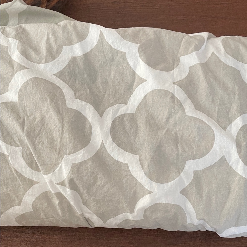 PB Teen Duvet cover. Elegant White and Cream Patterned Fabric.